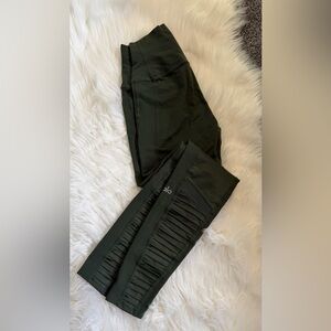 ALO Yoga Women's Dark Green Leggings with Ribbed Side Panels